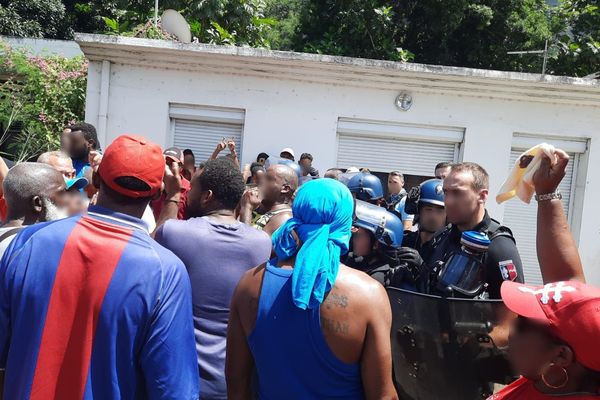 De violents affrontements entre les forces de l'ordre et des manifestants ont éclaté sur un barrage au Carbet.