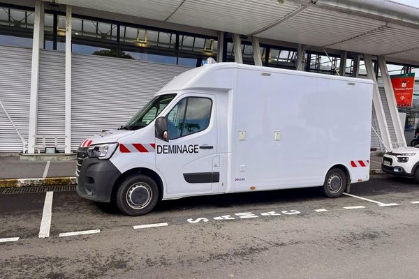 Voiture d'une équipe de déminage positionnée devant l'aéroport de Martinique, lors d'un exercice (mercredi 22 janvier 2025).