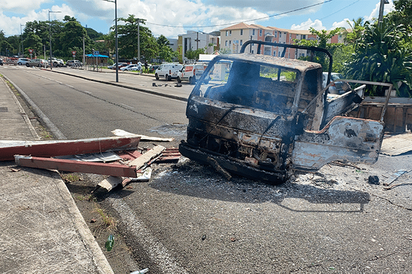 Des barricades, composées de vhu et d'encombrants, sont érigés sur l'avenue Maurice Bishop.