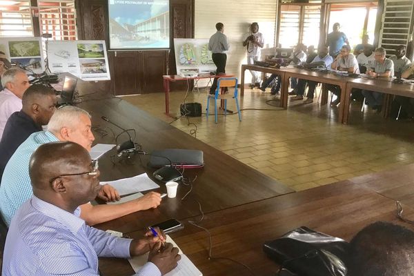 Réunion sur la construction du lycée à Maripasoula