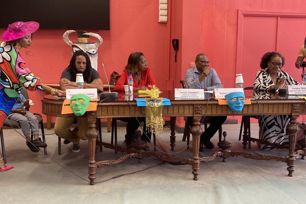 en conférence de presse de gauche à droite Madame Etile et Miguel René Corail Mission Carnaval, Annie Chandey Maire Adjoint, Didier Laguerre Maire de Fort-de-France et madame Calcul secrétaire de l'association Carnaval Foyal