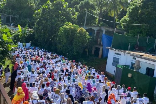 Des centaines de personnes vêtues de t-shirts blancs ont marché ce samedi dans le village de Mtsangadoua pour rendre hommage à Miki Madi.