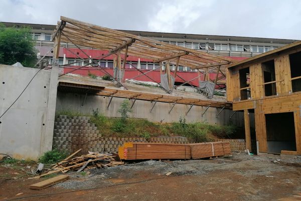 Le collège Mariama Salim s'étend avec une terrasse panoramique et 6 nouvelles salles de classes. Le matériau choisi a été le bois.