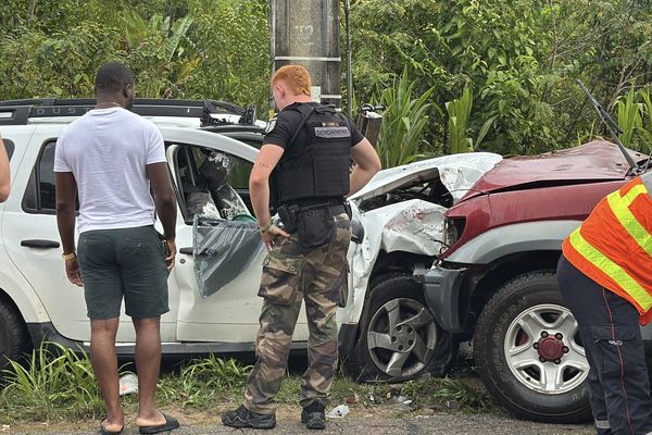 Les deux véhicules accidentés témoignent de la violence du choc frontal sur la RD 11.