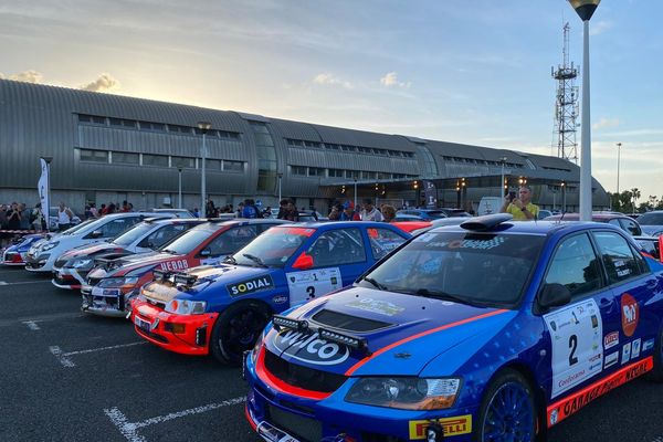 Les voitures des pilotes sur le parking de Guadeloupe la 1ère avant le départ des spéciales