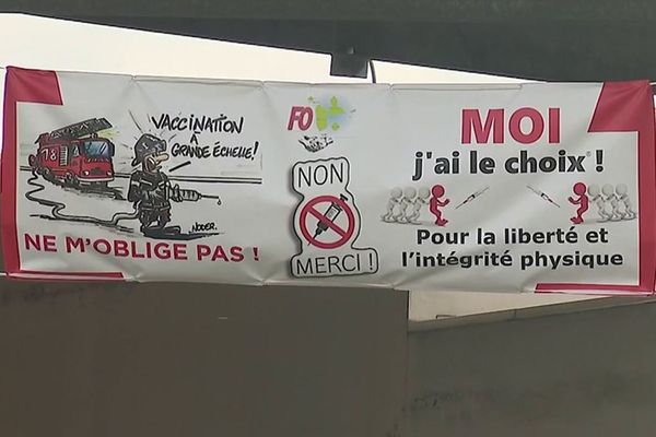 Banderole qui trône au siège du Service départemental d'incendie et de secours de Guadeloupe (SDIS)