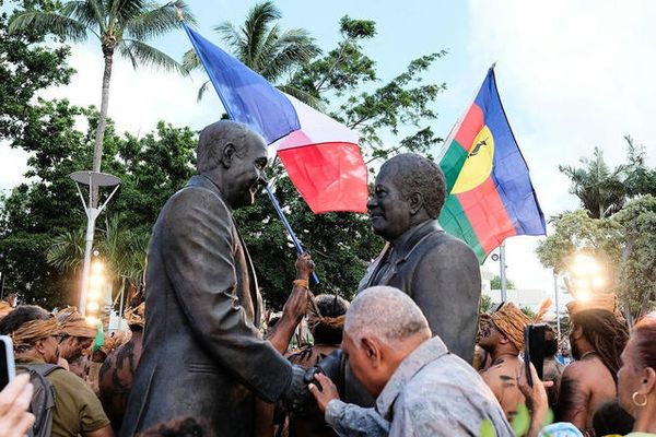 Place de la paix : statue de la poignée de main