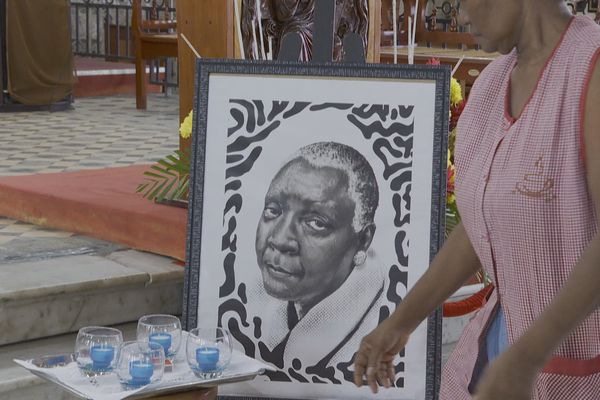 Une messe pour honorer la mémoire de Maryse Condé.