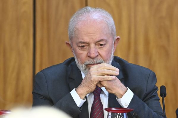 Le président brésilien Luiz Inacio Lula da Silva participe à la cérémonie de signature d'un contrat entre la BNDES et le MJSP pour allouer des ressources du Fonds Amazonie le 17 juin