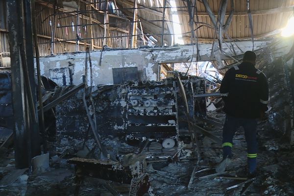A Ducos, des salariés reviennent dans les locaux de leur magasin, totalement détruits par les flammes.
