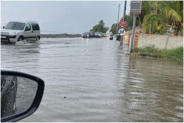 Route inondée à la sortie du Carbet en direction de Saint-Pierre à cause de la houle, le 14 juin 2022 (image d'illustration).