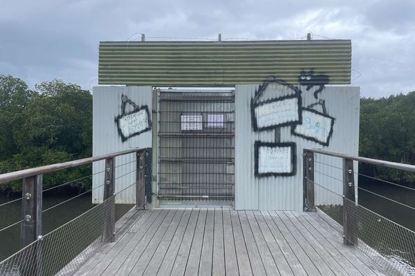 La passerelle donnant sur la mangrove de Ouémo barricadée, mais ouverte à certaines heures, début septembre 2024, à Nouméa.