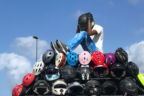 Oeuvre "Ti Kristof" de Jérôme Jean-Charles, visant à sensibiliser les usagers de la route, sur la surmortalité des deux-roues, en Guadeloupe