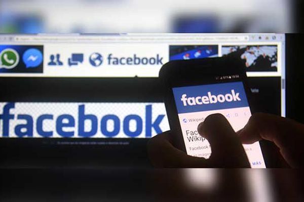 Facebook est sous le feu des critiques, accusé d'avoir divulgué les données personnelles de 50 millions d'utilisateurs. 