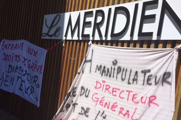 Le personnel USTKE du Méridien grève