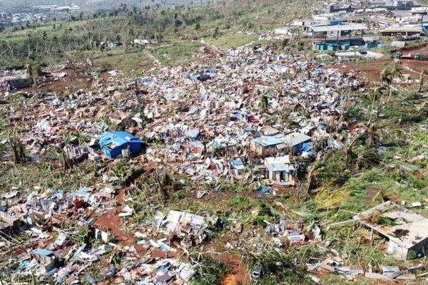 Un village mahorais à flanc de colline détruit à Mayotte après le passage du cyclone Chido.