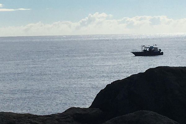 Opération nettoyage terrestre et aquatique littoral du Port bateau au large