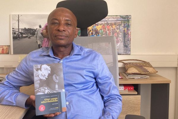 Rastami Spelo est écrivain et le président de l'association SHIME qui oeuvre depuis 1998 à la sauvegarde et à la diffusion des langues ancestrales de Mayotte