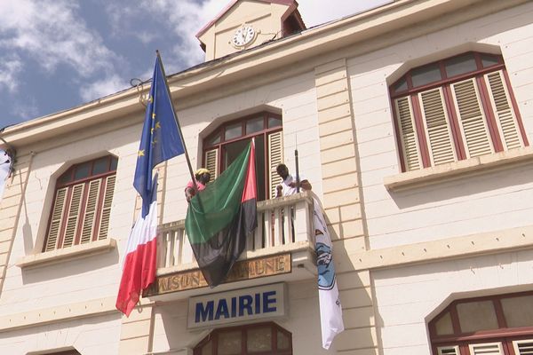 Le drapeau rouge-vert-noir est à coté de l'écusson de la commune, du drapeau de l’Europe, de celui de la France au frontispice de la mairie du Prêcheur.