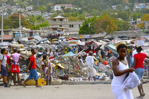 Scène de rue en Haïti.
