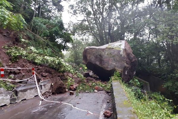 Un énorme bloc s'est détaché de la falaise au PR 1.400 de la RD52, la route de Grand Îlet. 