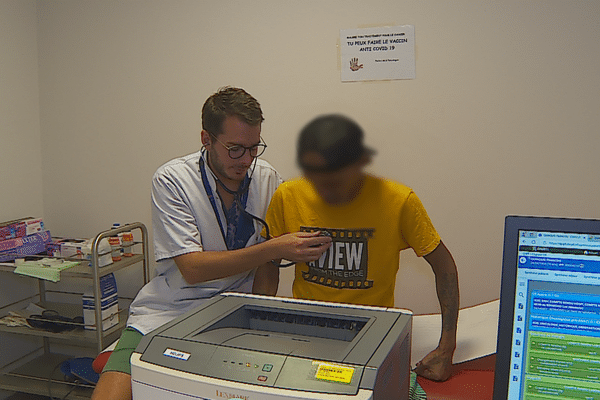 Le docteur Geoffroy Bilger et un patient. Il a pris ses fonctions ce mois-ci.