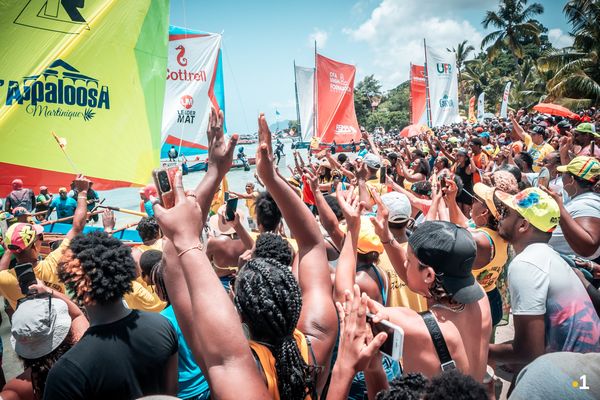 La formidable liesse populaire pendant le Tour de Martinique en yoles rondes 2023.