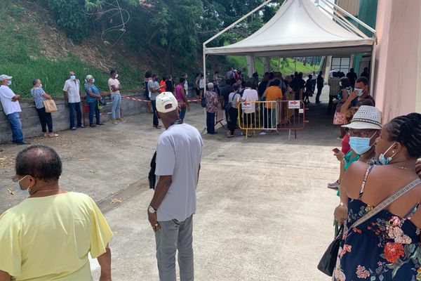 File d'attente au centre de vaccination du Lamentin