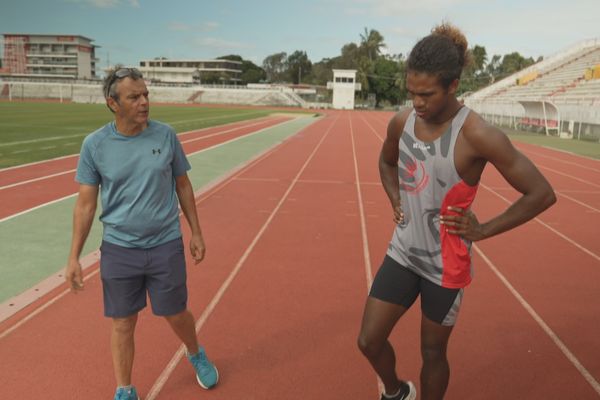 L'entraîneur José Marques et le sprinteur ambulant Félicien Siapo à l'entraînement, au stade Numa-Daly de Nouméa.