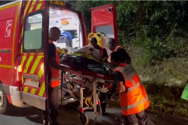 Illustrattion : pompiers embarquant un blessé d'accident de la route, sur une civière, à bord d'un véhicule de secours et d'assistance aux victimes (VSAV).