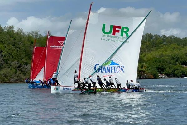 La yole UFR-Chanflor talonnée par l'équipage du Marin.