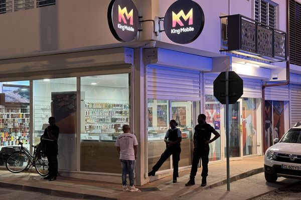 Les gendarmes échangent des informations près du magasin de téléphonie King Mobile braqué, tout proche de la caserne de gendarmerie