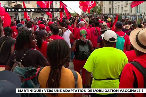 La délégation de l'intersyndicale, entourée d'une centaine de manifestants, se rend à la préfecture pour rencontrer Sébastien Lecornu et Serge Letchimy, président de la collectivité territoriale.