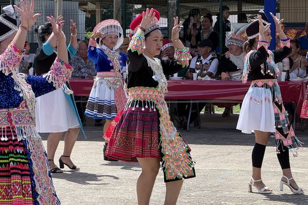 Le groupe de danse Hmong, sur la place des fêtes, en pleine démonstration de leur savoir-faire artistique. Chaque mouvement reflète leur histoire et leur héritage.