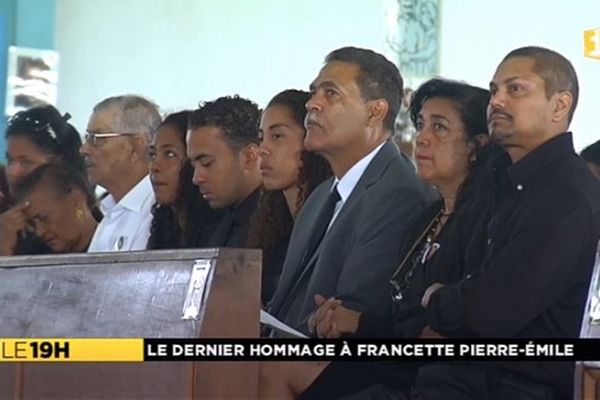 La famille de Francette Pierre-Émile au premier rang à l'église de De Briant à Fort de France