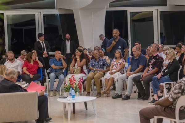 Mardi 12 novembre, Gérard Larcher et Yaël Braun-Pivet, les présidents de du Sénat et de l'Assemblée nationale, ont échangé avec les Calédoniens à la mairie de Nouméa.