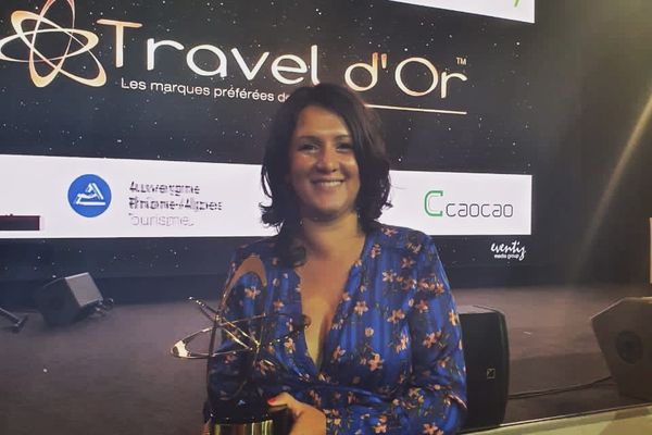 Susan Soba directrice de l'IRT avec le trophée remis hier soir à Paris