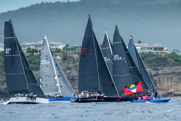 La Semaine nautique d'Antigua de 2024. Le debut d'une course de CSA Racing 2.