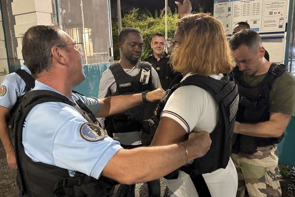 Les élus, accompagnant le préfet et le général, enfilent leurs gilets pare-balles avant de se rendre dans les quartiers informels de Saint-Laurent-du-Maroni pour une opération de sécurité