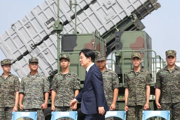 Le président taïwanais Lai Ching-te passe devant des soldats dans une base navale à la suite d'un exercice militaire chinois à Taoyuan, le 18 octobre 2024.