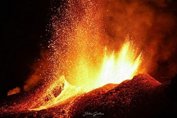 Piton De La Fournaise Les Dernieres Images De La Premiere Eruption De 201