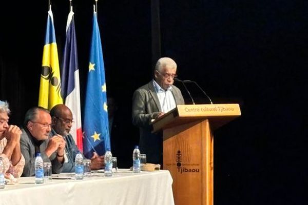 Louis Mapou, président du gouvernement de la Nouvelle-Calédonie, prononçant son discours à Nouméa, au centre culturel Tjibaou, le 17 octobre 2024.