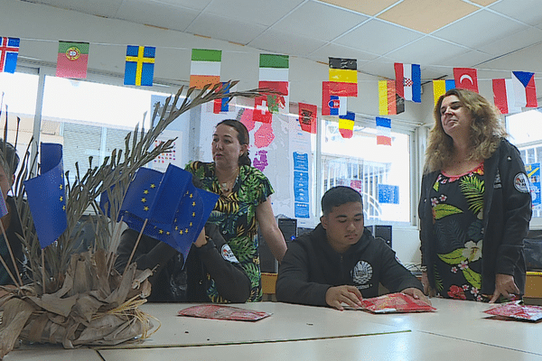 Effervescence au Lycée Pro de Faa'a autour du drapeau européen, à quelques heures du grand départ pour leur première expérience en entreprise