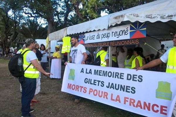 Gilets Jaunes rendent hommages aux victimes depuis le début du mouvement 110119