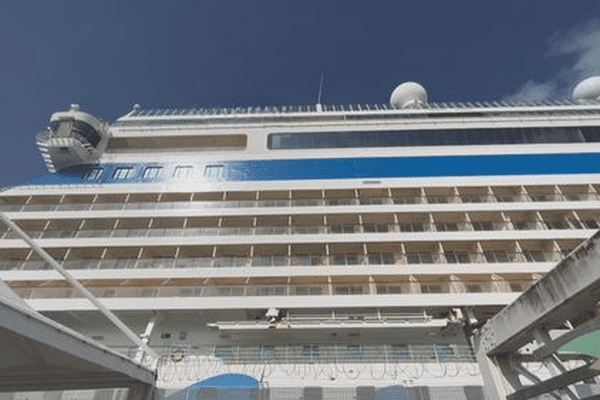 Un navire à quai sur le terminal de croisières de Pointe-à-Pitre.