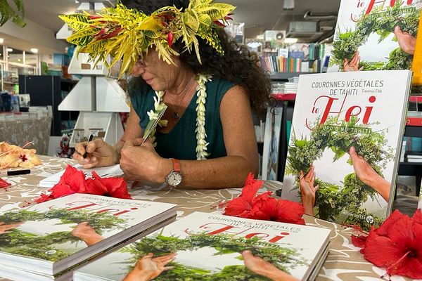 Tiarenui Ebb, auteur du livre Couronnes végétales de Tahiti - Te hei upo'o no Tahiti.