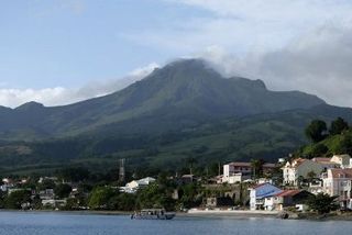 En Martinique Saint Pierre Dévastée Par La Montagne Pelée