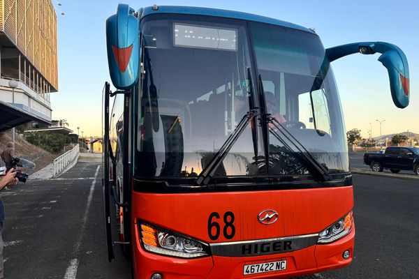 Le 2 septembre 2024, les bus du Raï commencent à reprendre le chemin de la Brousse depuis leur gare routière de Nouméa, sur le parking de l'ancien hôpital.