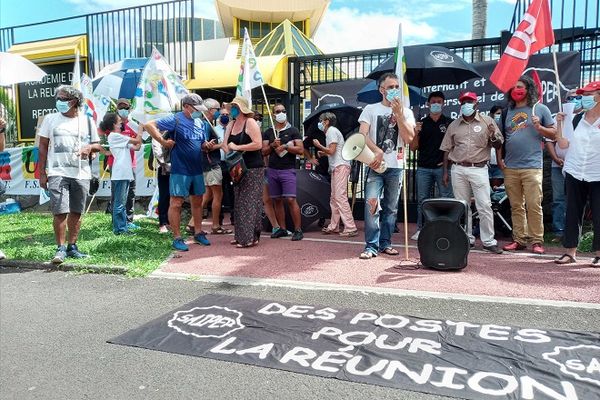 En grève, les enseignants manifestent devant le rectorat, à Saint-Denis 