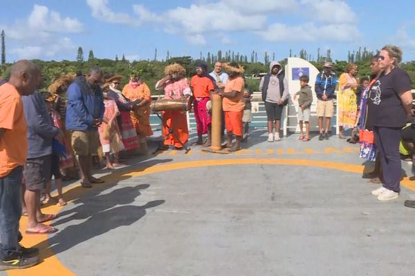 Les coutumiers ont accueilli les passagers du Betico avec une coutume.